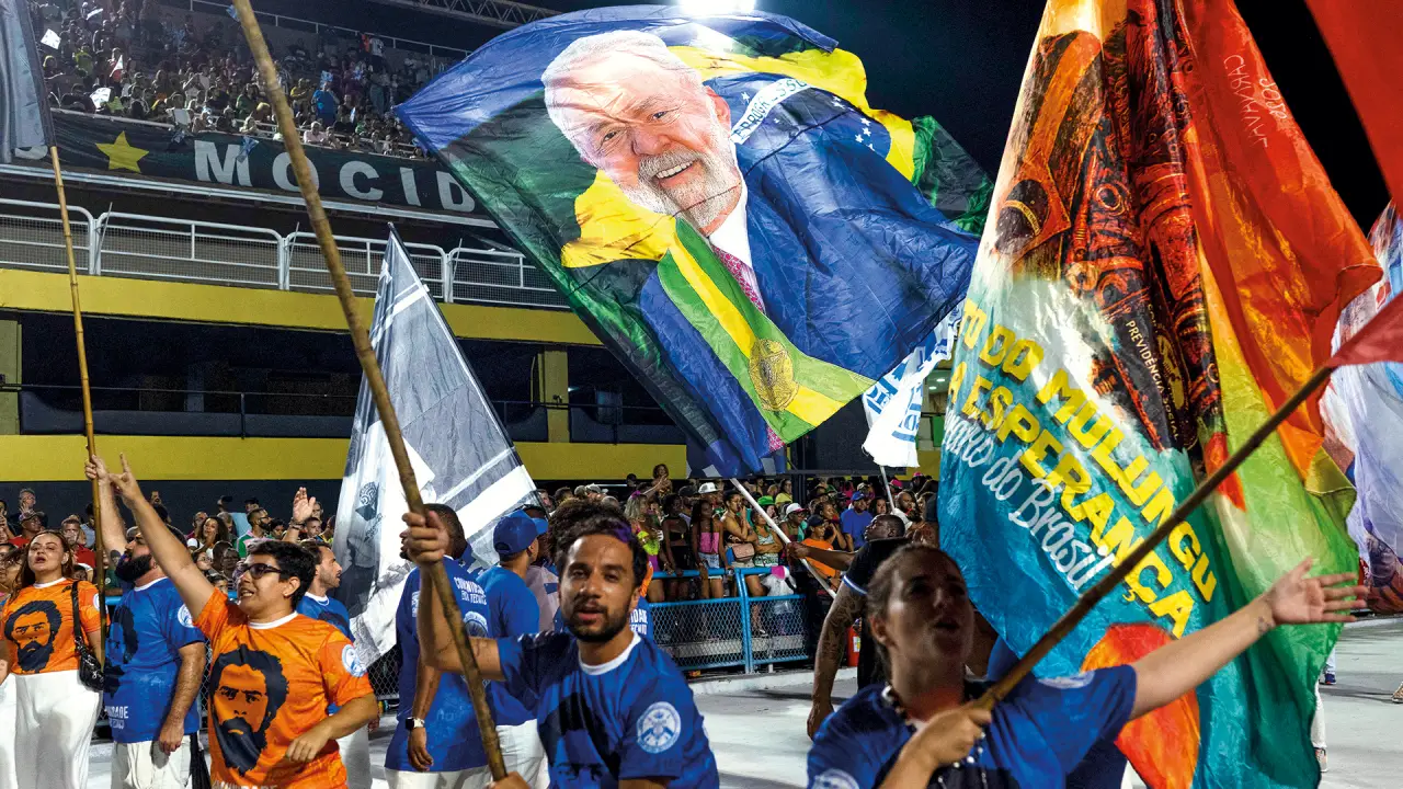 1- desfile de carnaval com bandeira do lula.webp